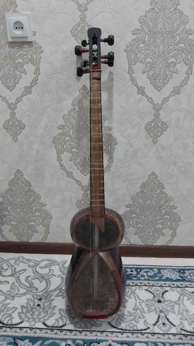 Ажербайжан тори нихота узининг ёкимли овозига эга,ёнгок дарахтидан яса