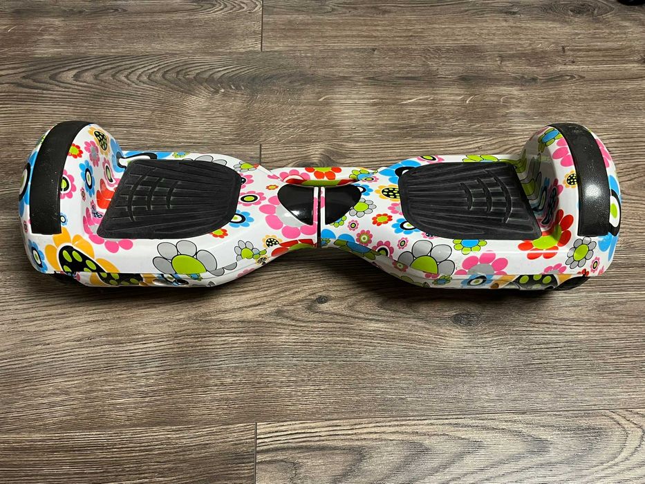 Продавам детски Ховърборд 6,5 инча. Bluetooth и светлини.