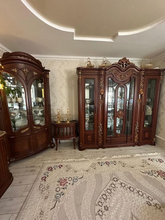 Сервант Комод стол со стульями