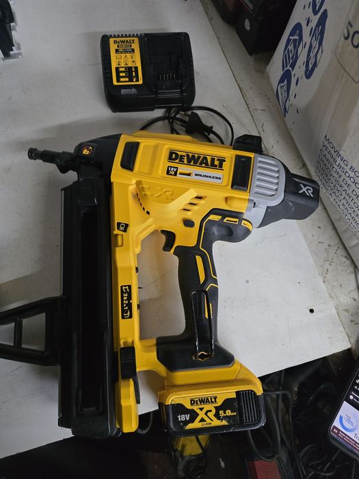 Vând Pistol cuie dewalt