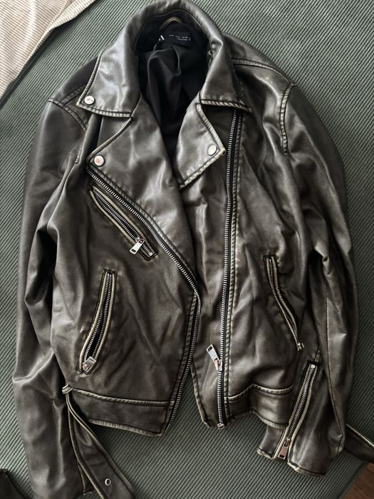 Geaca imitatie de piele. Este impecabila. zara S
