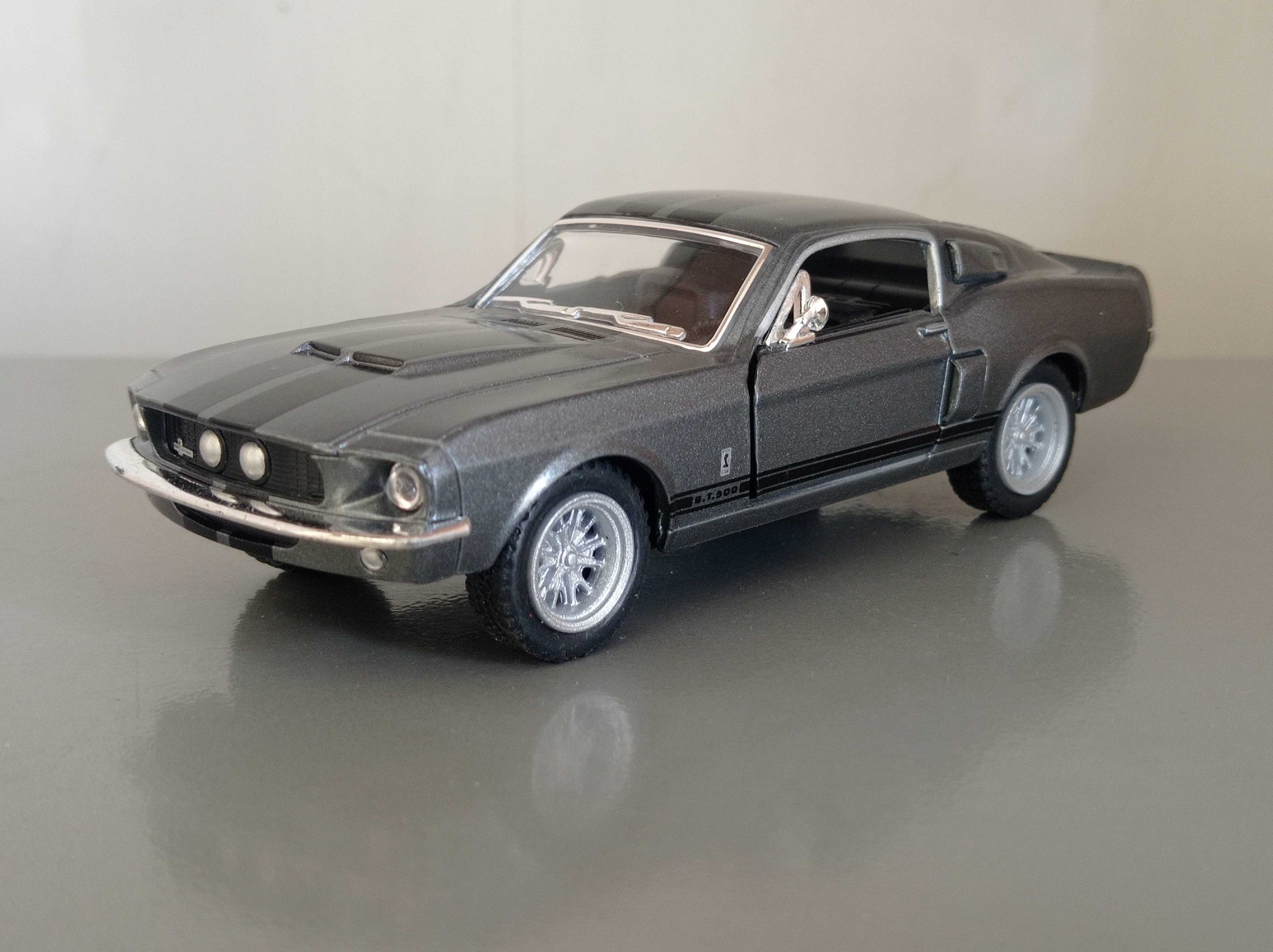 Коллекционная модель Ford Shelby, масштаб 1:36