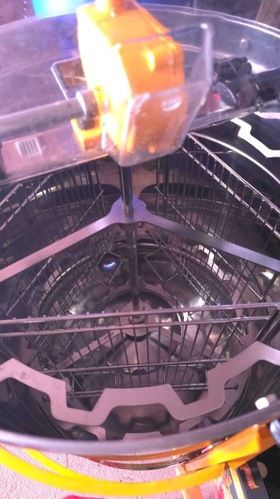 Нова центрофуга за вадене на мед! 3 /12 рамки