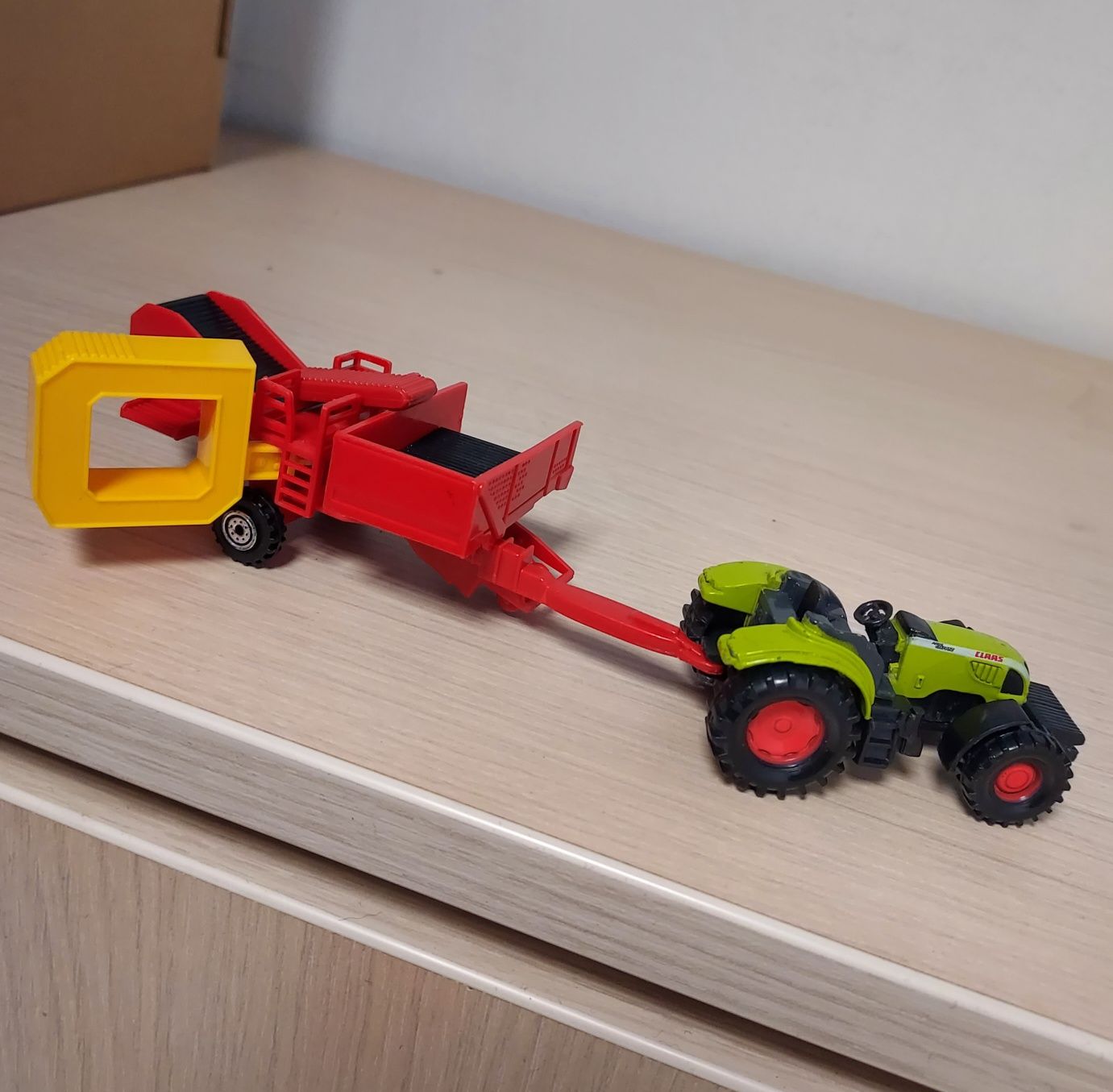 Macheta tractor Claas Ares 697 ATZ-Siku+remorca utilaj agricol-jucarii