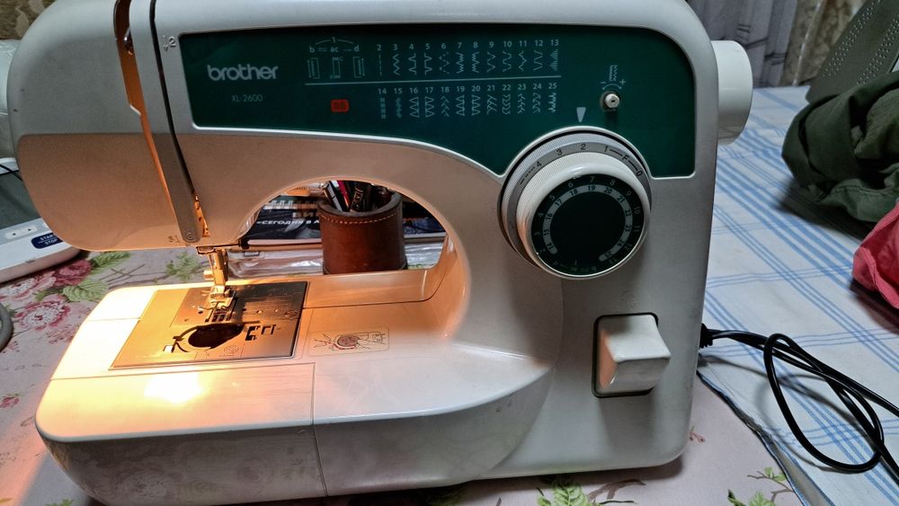 Машинка швейная электрическая с педалью. Brother xl-2600