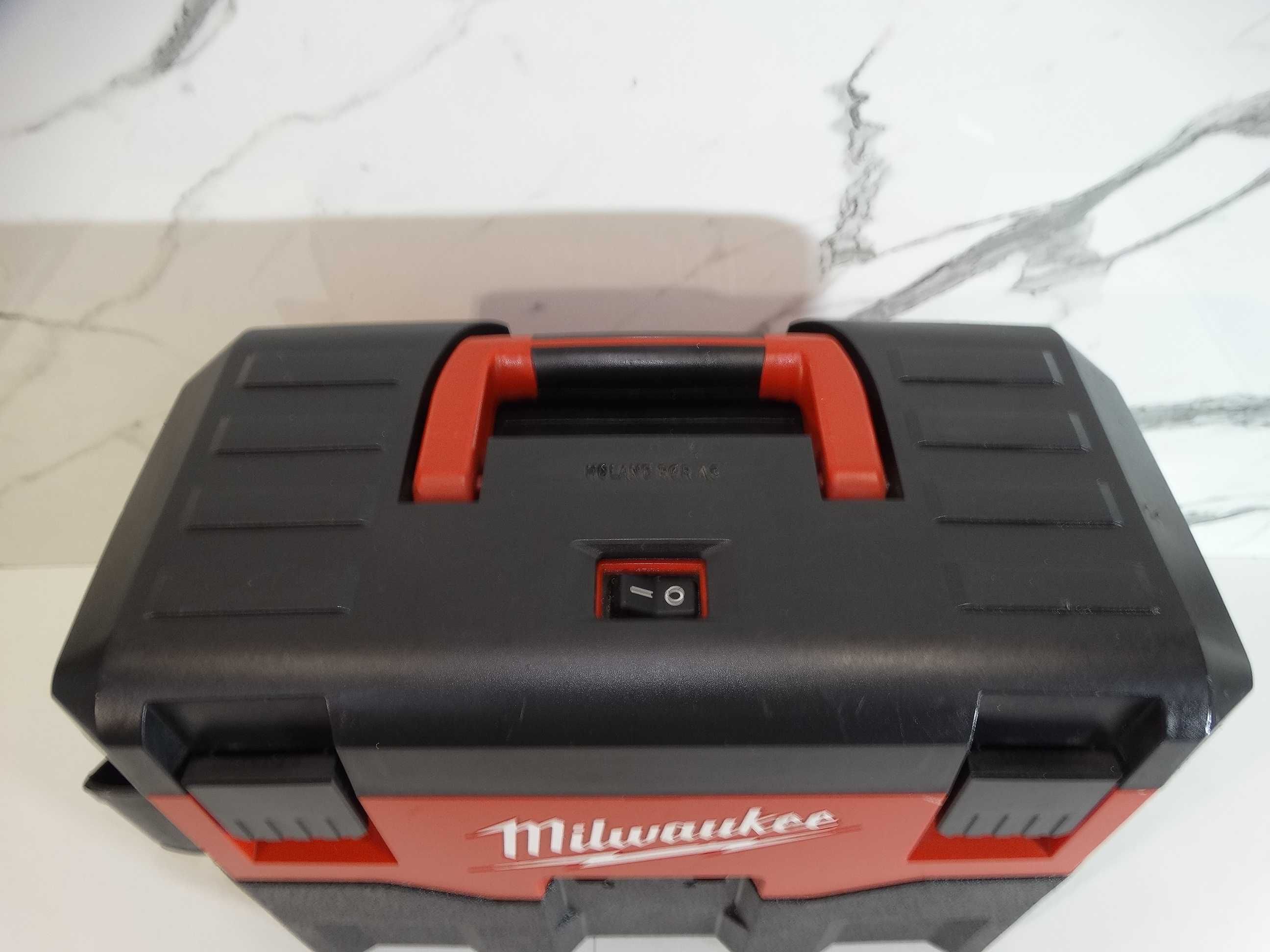 Milwaukee M18 VC - Акумулаторна прахосмукачка