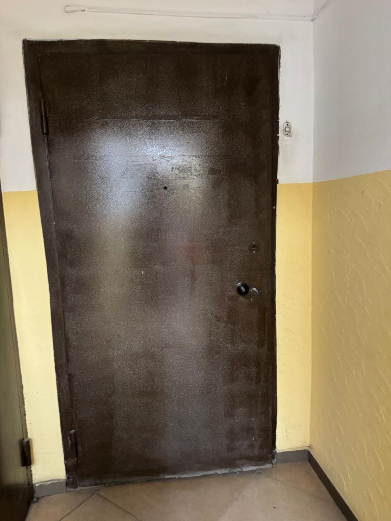 Продам входную железную дверь