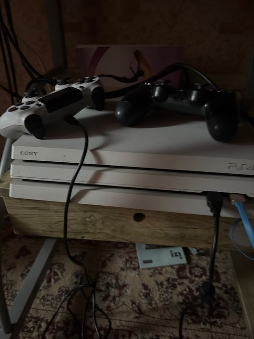 Продам PS4 Pro 1ТБ, два джойстика и год подписки