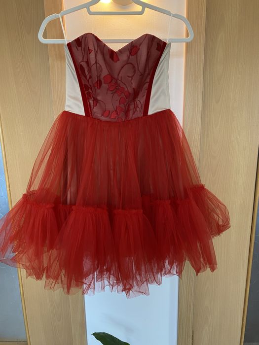 Vând sau inchiriez rochii elegante