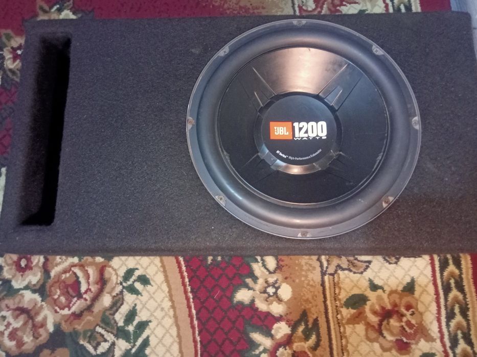 Продам сабвуфер JBL + ящик в хорошем состоянии.