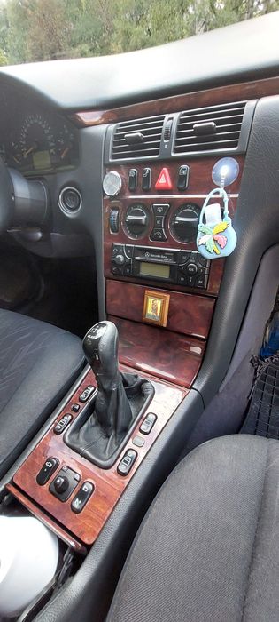 Продавам МЕРЦЕДЕС Е Класа КЛАСИК 2000г