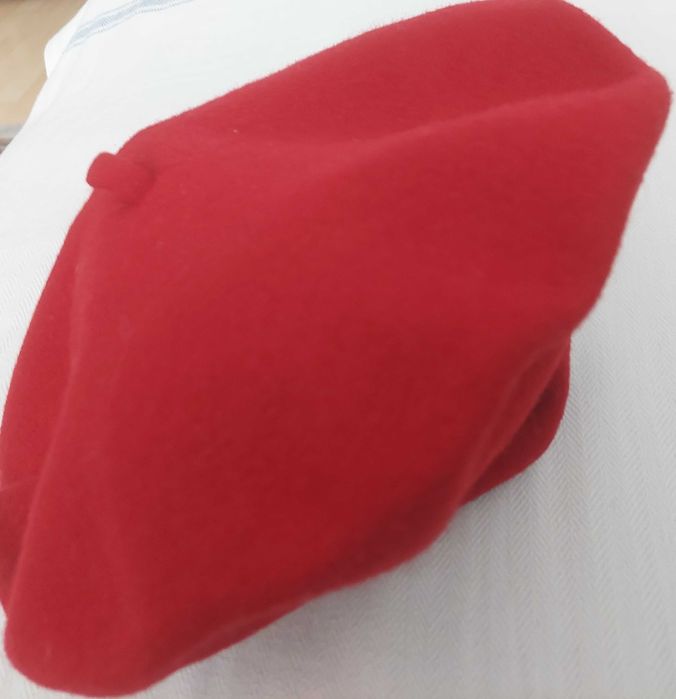 Ефектна червена барета, таке