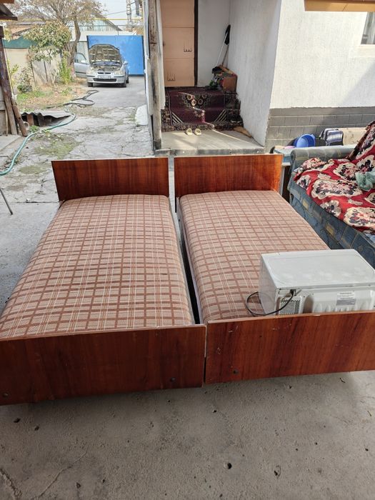 Продам деревянные кровати , микроволновка