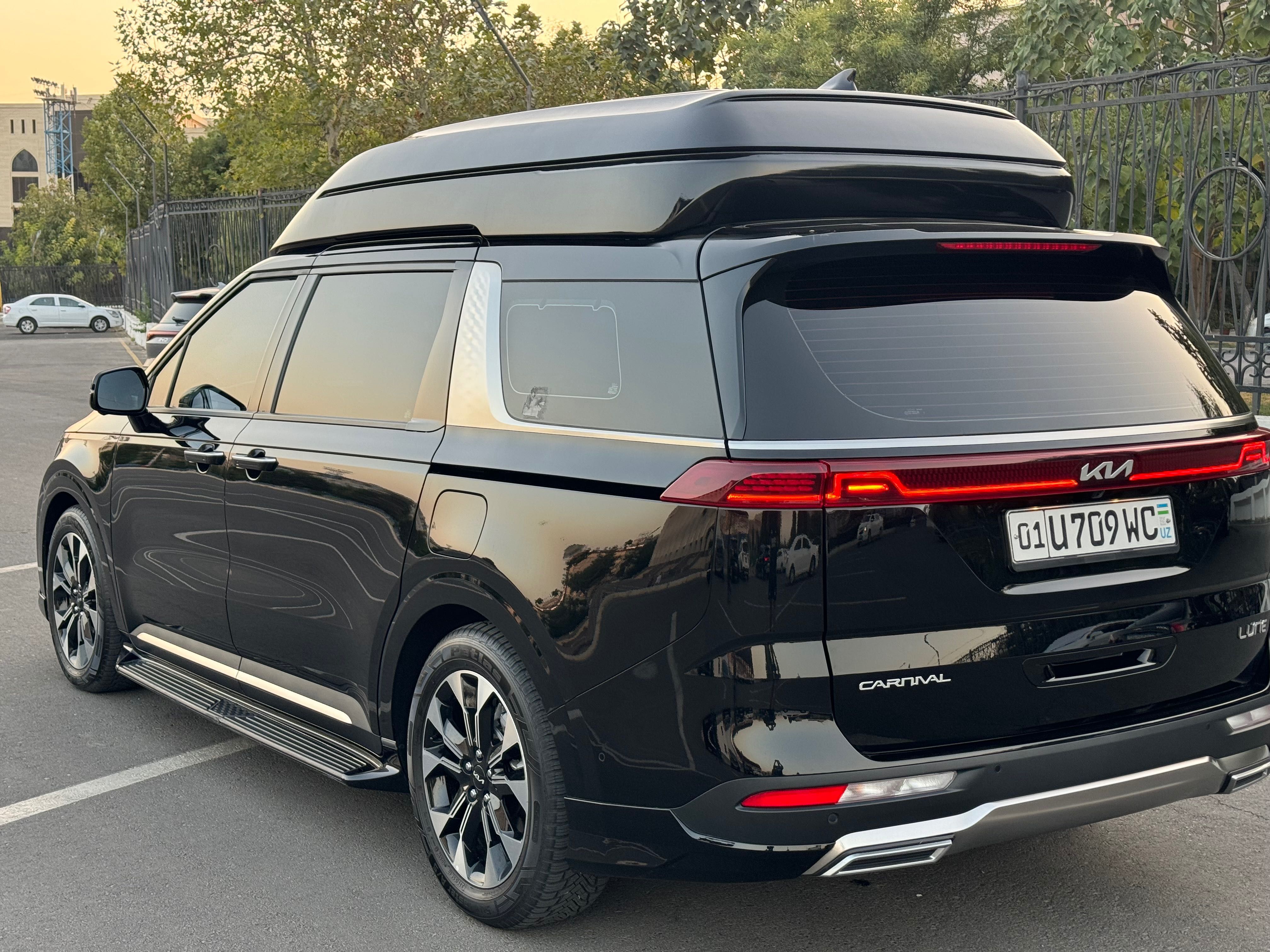 Kia carnival hi limusine