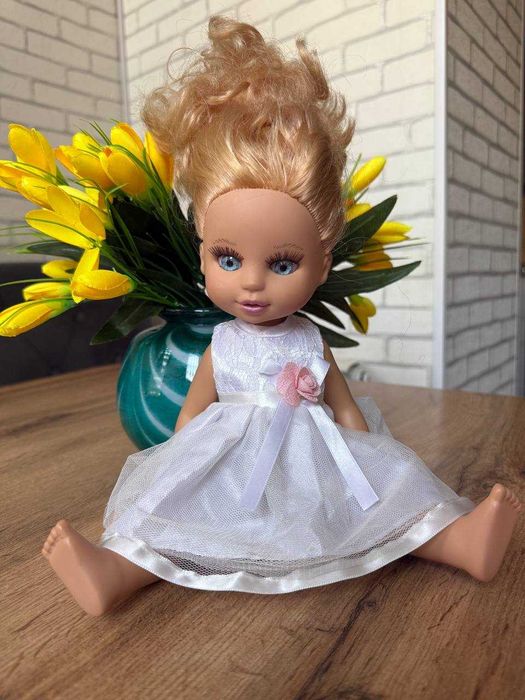 Говорящая кукла в нарядном белом платье — отличный подарок для девочки
