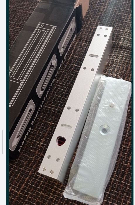 Încuietoare electromagnetică EM-350S

Dimensiune blocare	250Lx50Wx26H