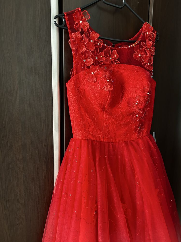 Rochie eleganta din dantela deosebita si paiete noua