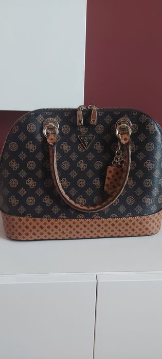 Vănd geantă damă guess