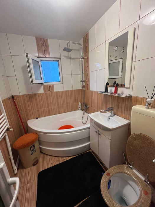 Inchiriez apartament