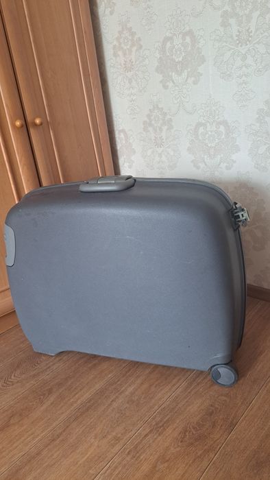 Продам чемодан Samsonite