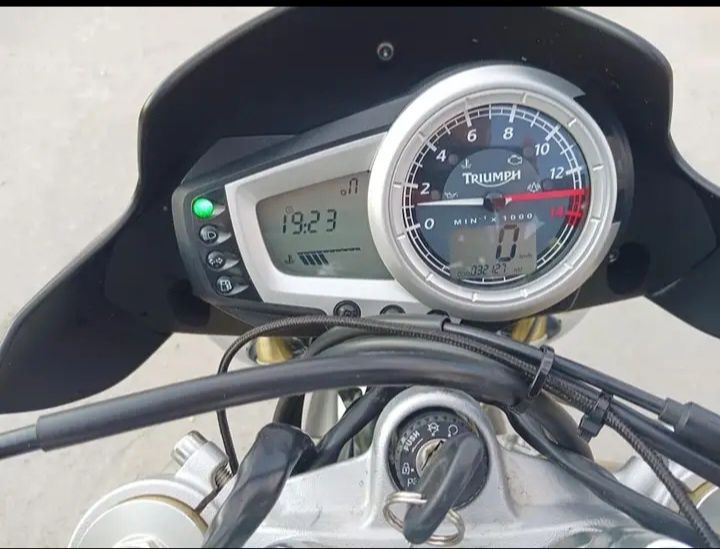 Мотоциклет Triumph street triple 675i