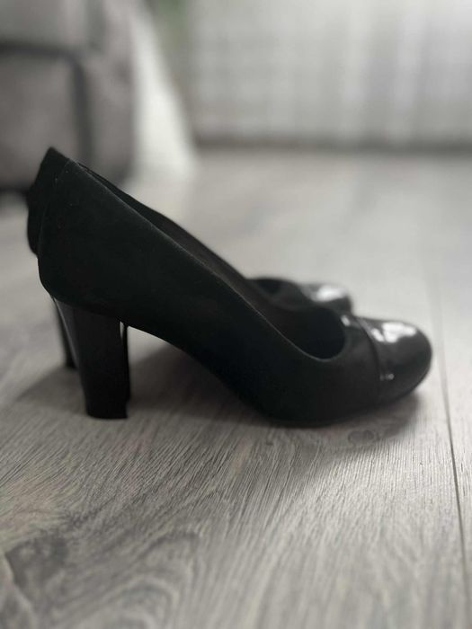 Vând pantofi de dama eleganți