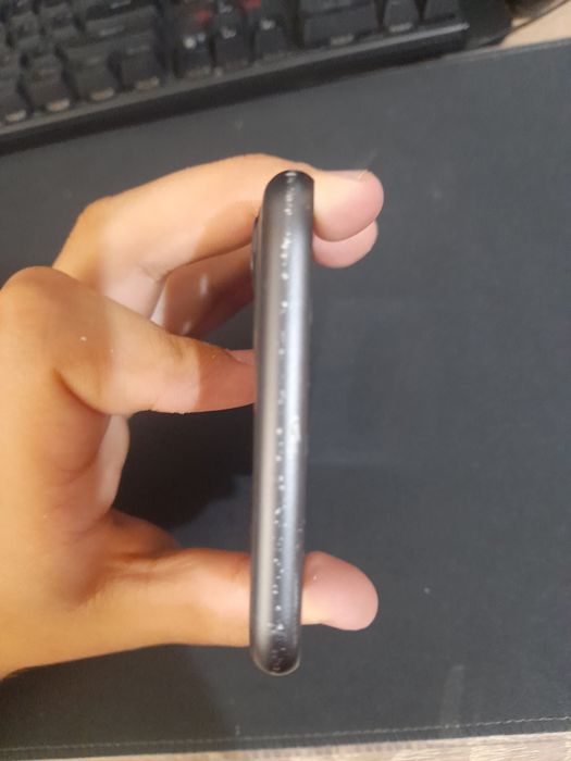 Carcasa iphone 11, negru prezinta defecte