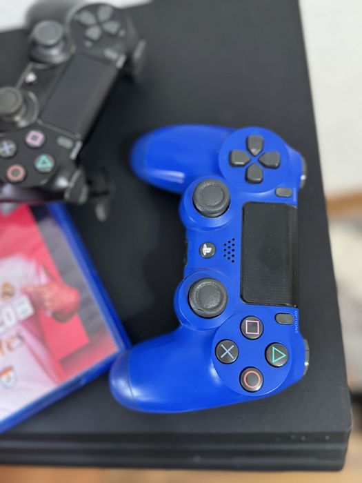 Ps4 pro doua manete un joc