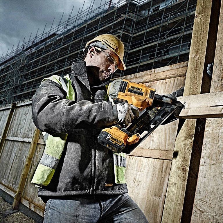 Акумулаторен такер Dewalt под наем