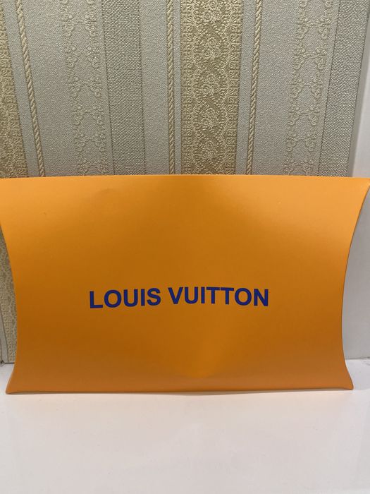 Продам новую в упаковке шарф шелковый в хорошем состоянии