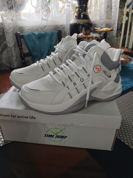 Новые красивые кроссовки унисекс