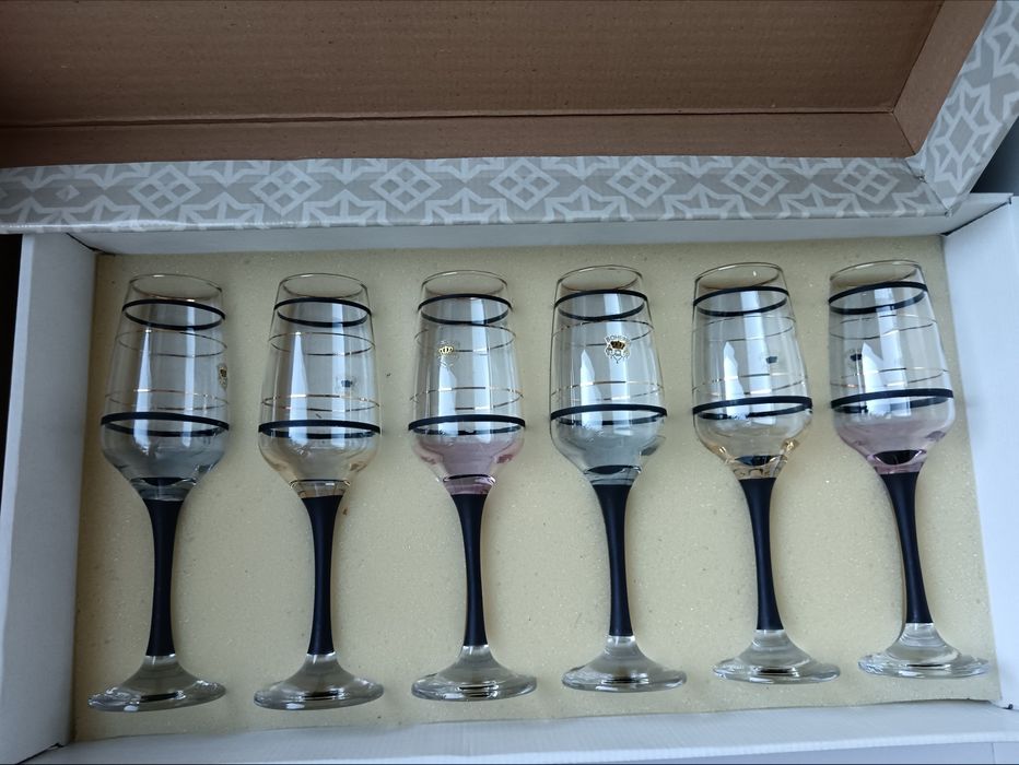 2 комплекта чисто нови чаши за вино Бохемия