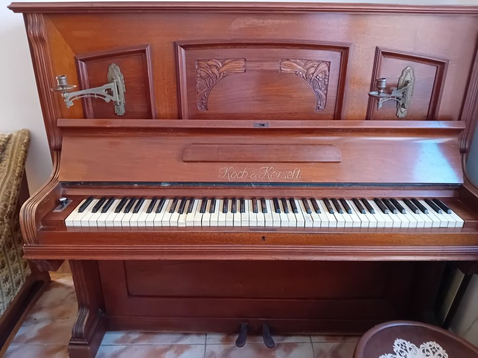 Vând pianină veche