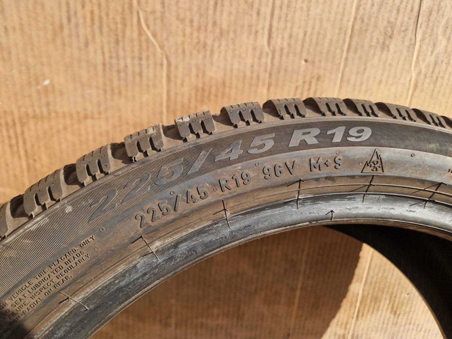1 Pirelli R19 225/45/
 Зимна гума
DOT2422