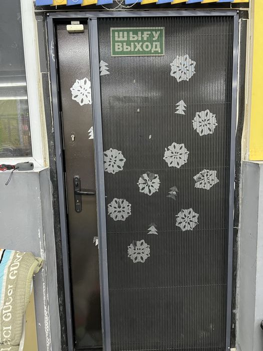 Продам шторы ( маскитная сетка) для двери