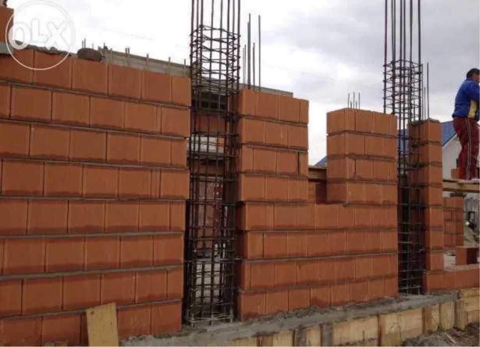 Case la rosu, gri, cheie cu materiale incluse/ materialele clientului