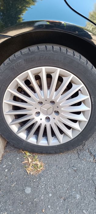 Продавам оригинални лети джанти с гуми 17 цола за Мерцедес w212