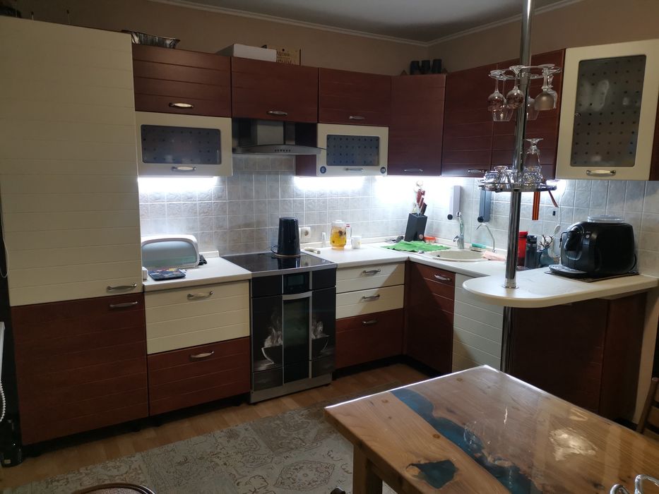 Продам кухню с плитой и вытяжкой