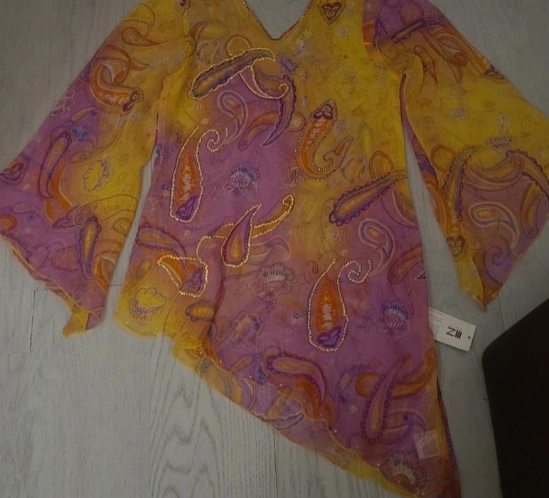 Bluza lunga intr-o parte