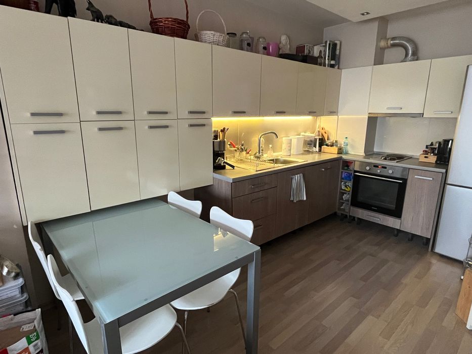 ПРОДАВАМ ЪГЛОВА КУХНЯ. Възможност за взимане края на седмицата. София