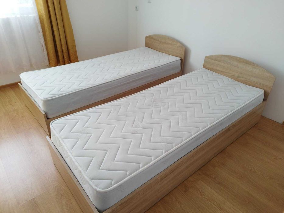 Единични легла с матраци в добро състояние