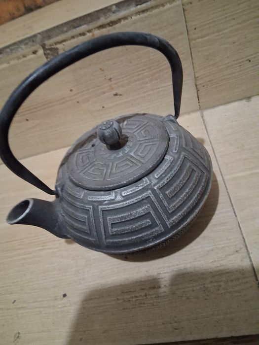 Масивен чугунен чайник.
