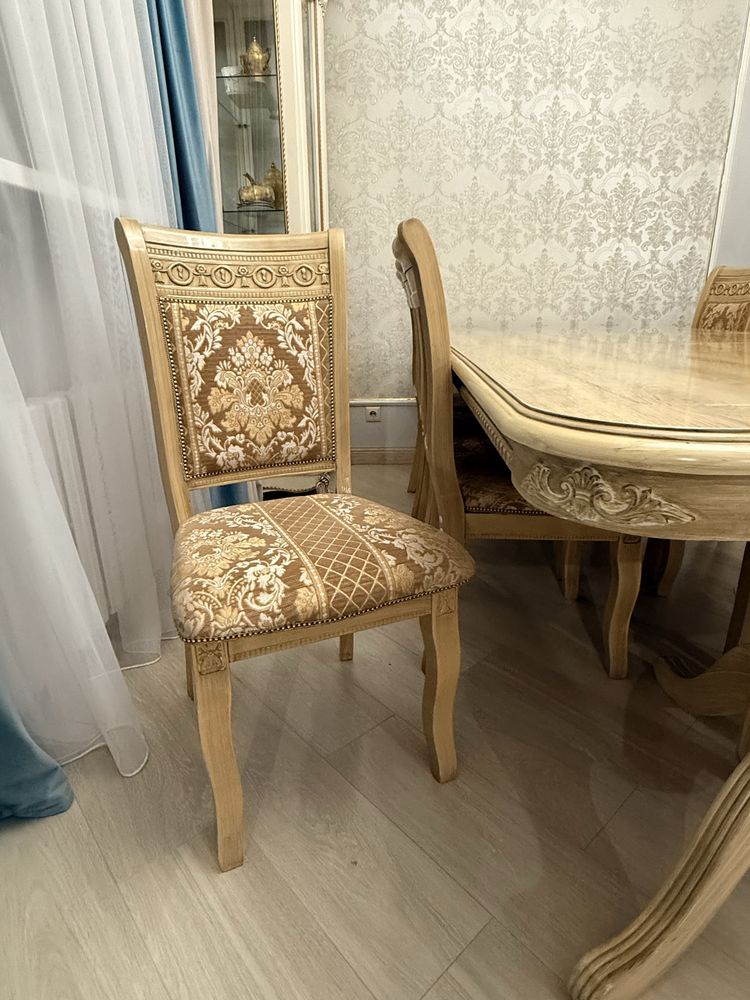 Стол со стульями