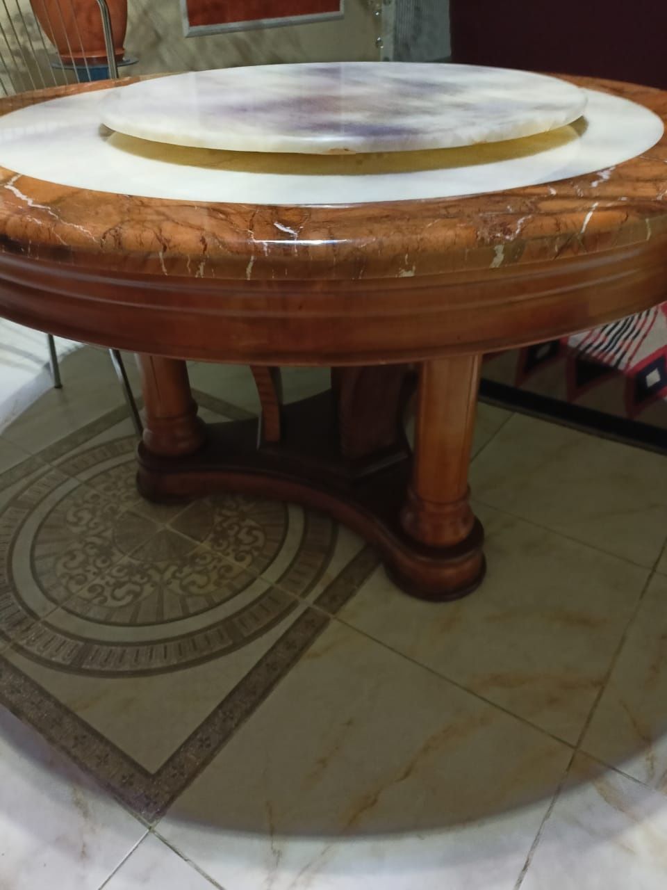Обеденный стол с каменной столешницей