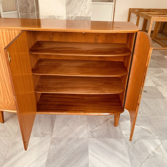 Ретро шкаф с елегантна фурнирована повърхност