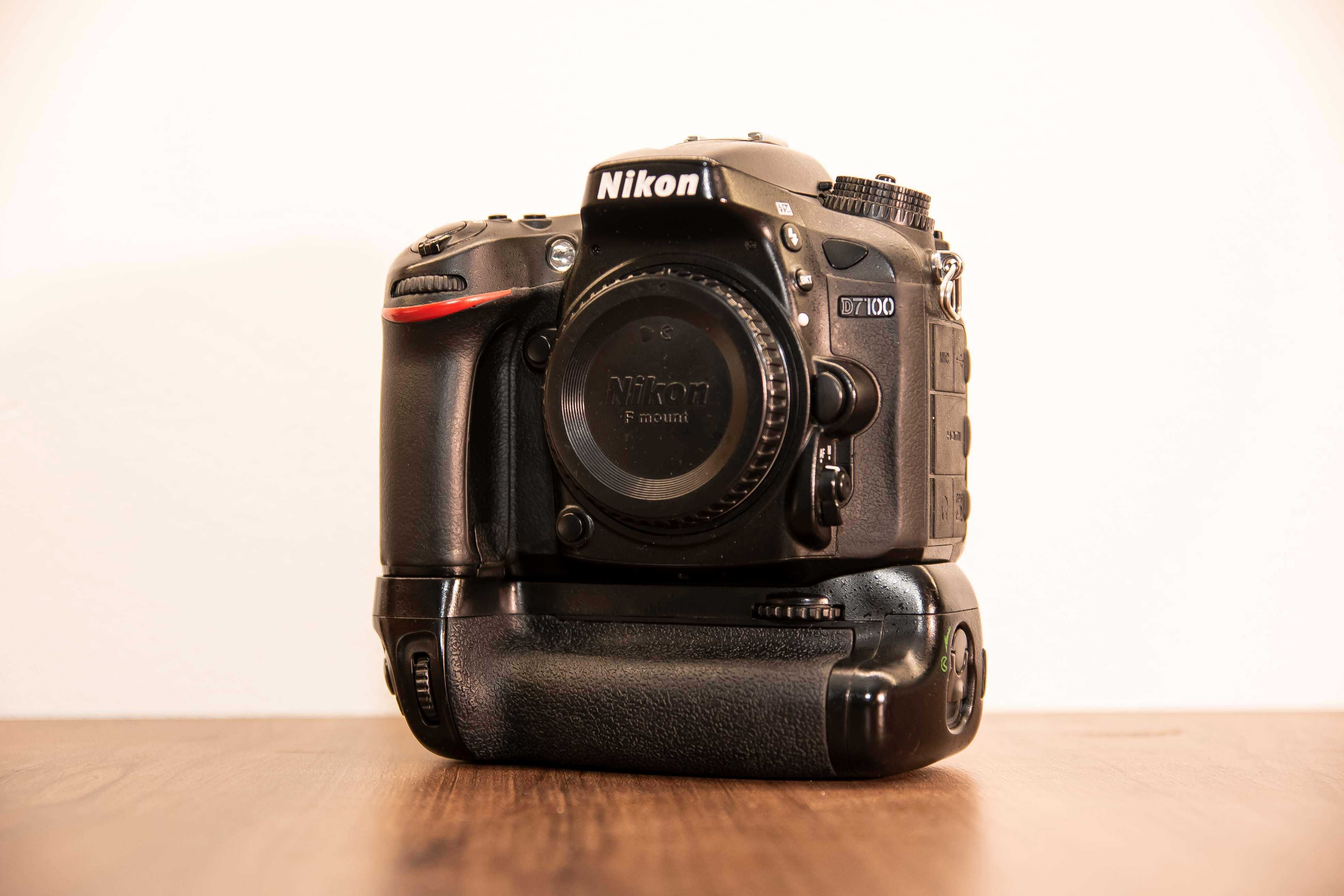 Nikon D7100 DX în stare excelentă.