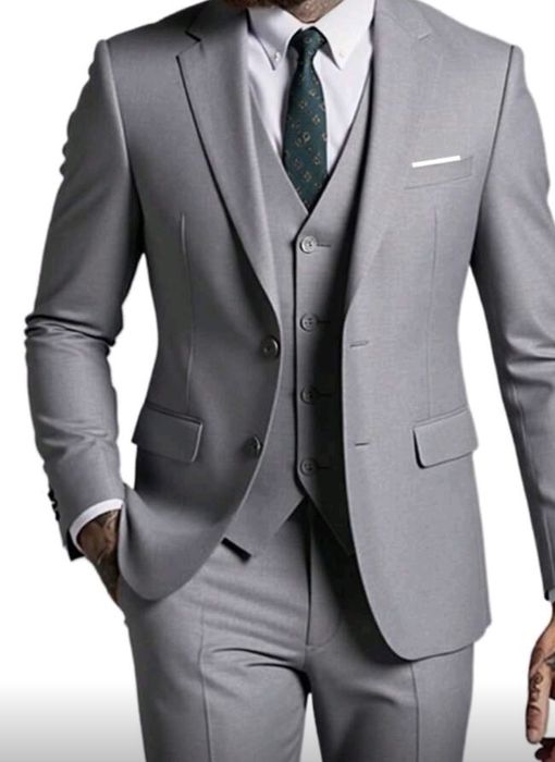 Чисто НОВ мъжки костюм