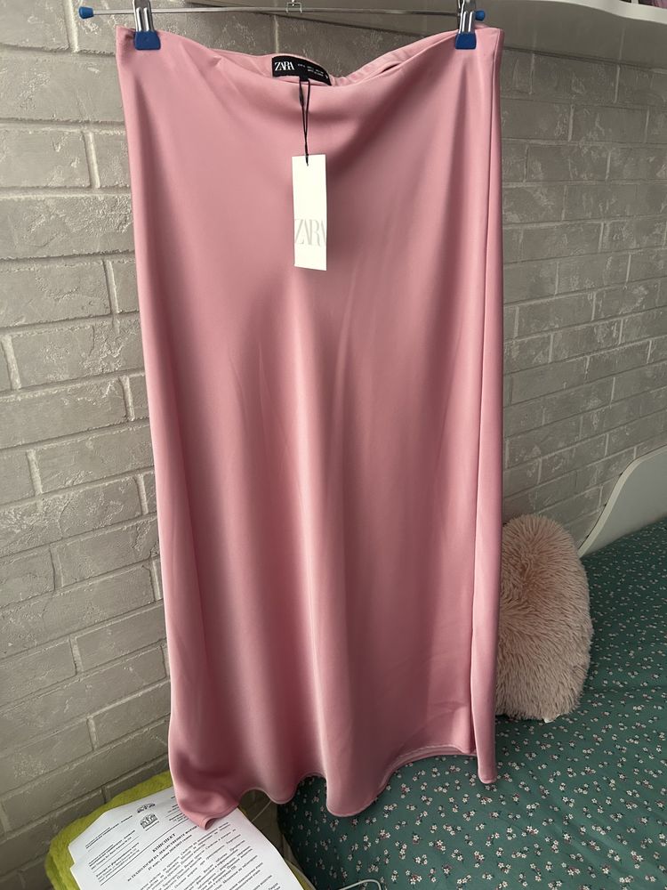 Нови с етикет сатенени поли Zara