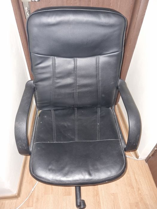 Vand 2 fotolii si un scaun birou