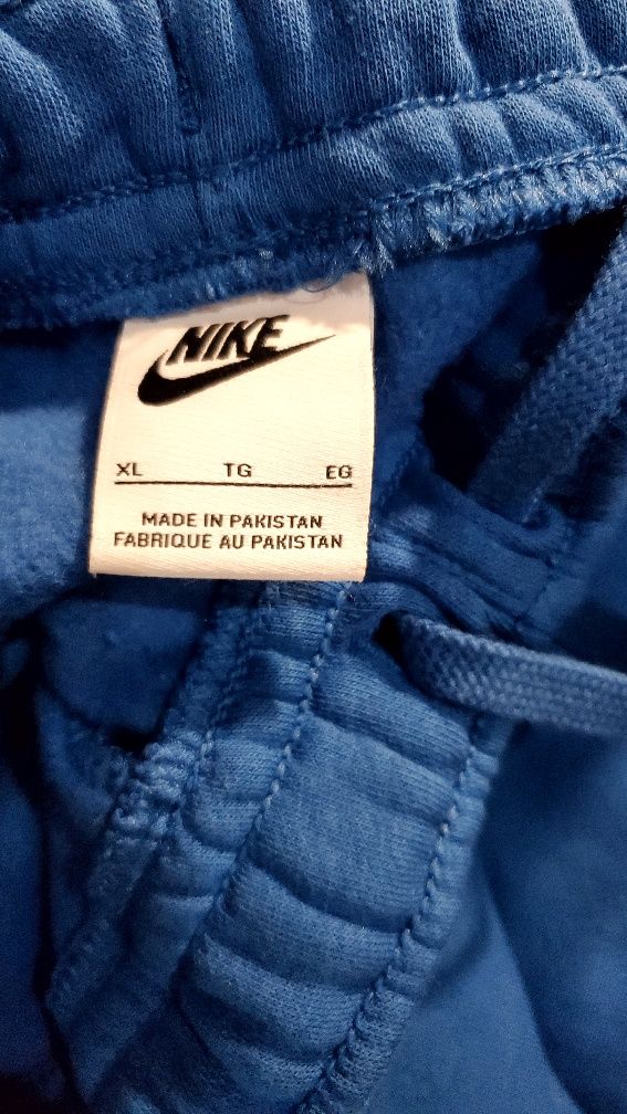 Продаётся спортивный  костюм Nike